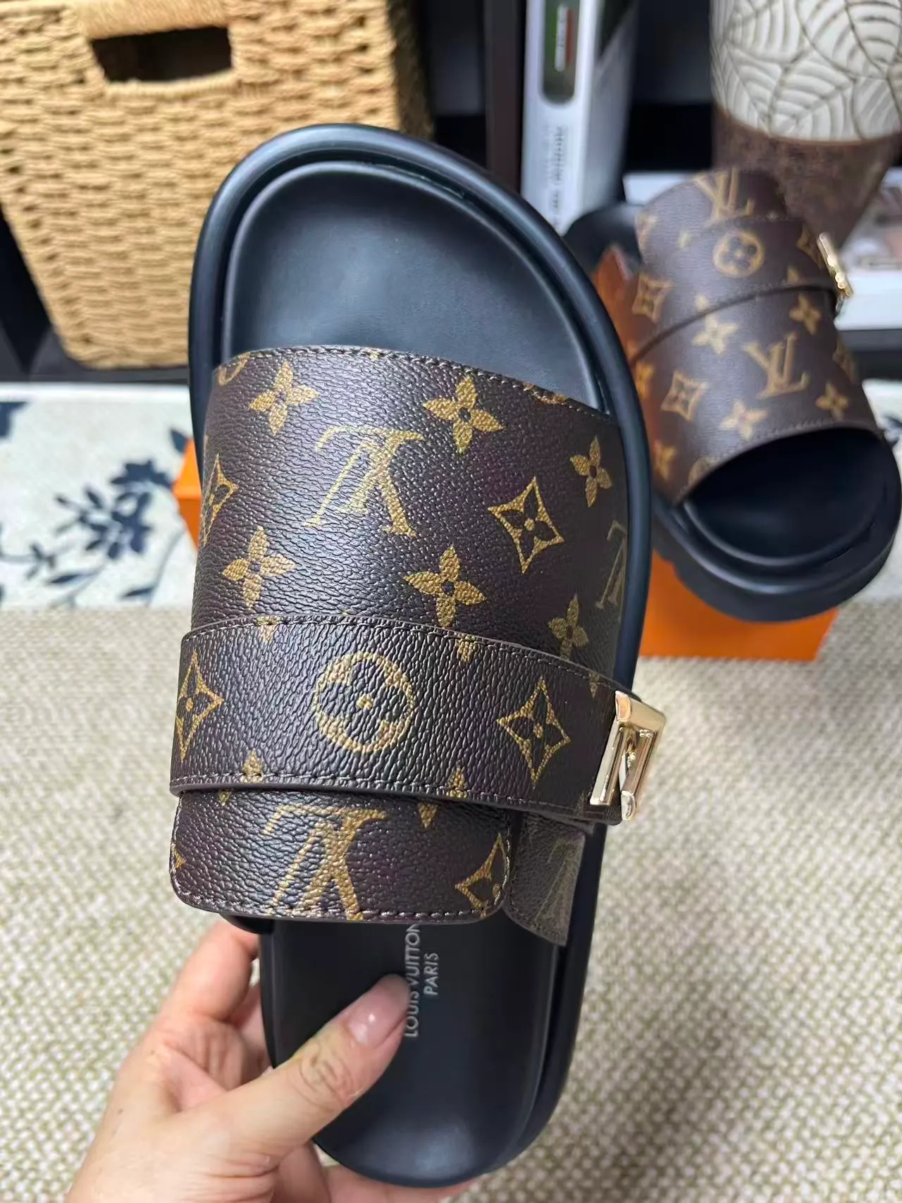 P340 [New Style] [LOUIS VUITTON] Louis Vuitton, LV printing, men's and women's slippers are now on the market, packed in drawer boxes with cloth bags and cards, the upper pattern looks very soft and waxy, and is a super versatile leg slimming tool. Fabric: imported denim/canvas/old fabric, LV hardware LOGO, official website pattern printing, comfortable to wear, feet: high-elastic PU water table. Sole: foam sole, heel height: about 5cm. Code number: 35-46, 35, 45, 46 are custom-made and non-returnable. Color: multiple colors and styles available.